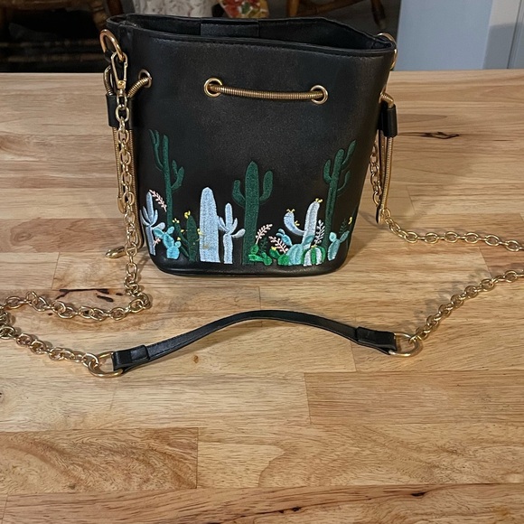 Cactus themed black purse gold tone chain snap close bucket style - Picture 3 of 8